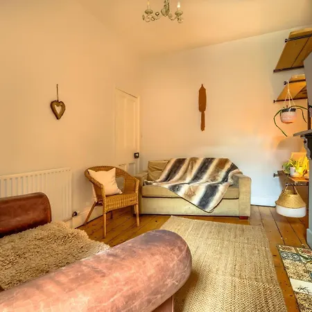 3br House W/ Garden & Patio בית נופש *