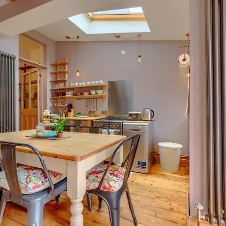 Дом отдыха Boho Chic Victorian With Large Garden & Fire-pit