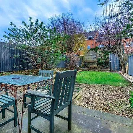 Semesterbostad 3br House W/ Garden & Patio *