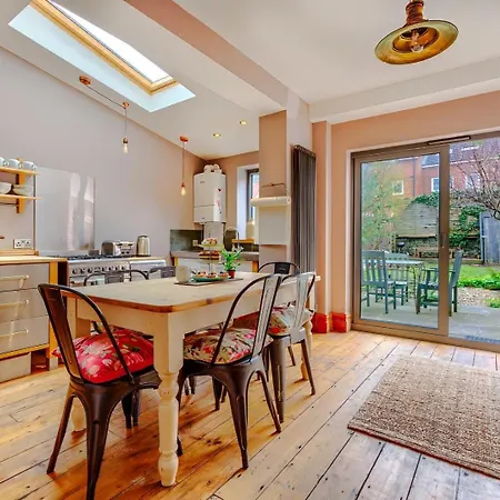 Boho Chic Victorian With Large Garden & Fire-pit Бристоль