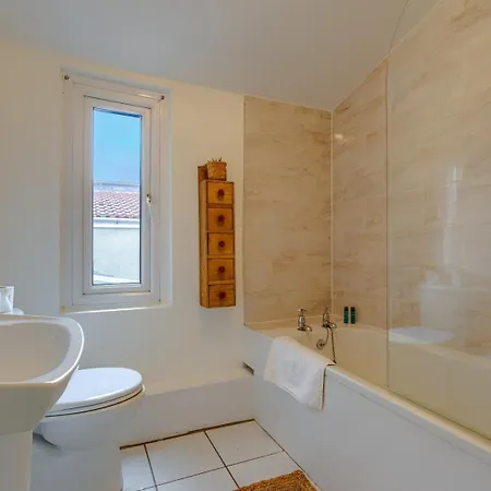 3br House W/ Garden & Patio בית נופש בריסטול