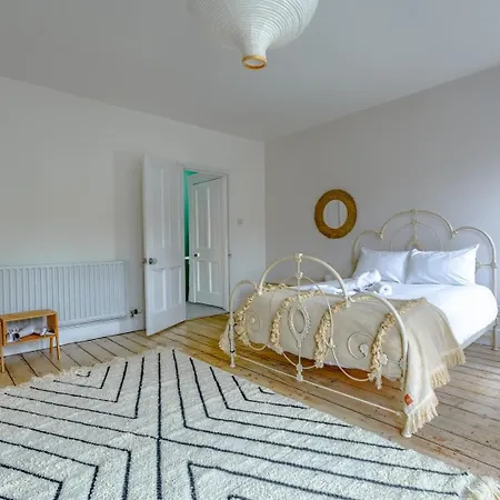 Будинок відпочинку 3br House W/ Garden & Patio *